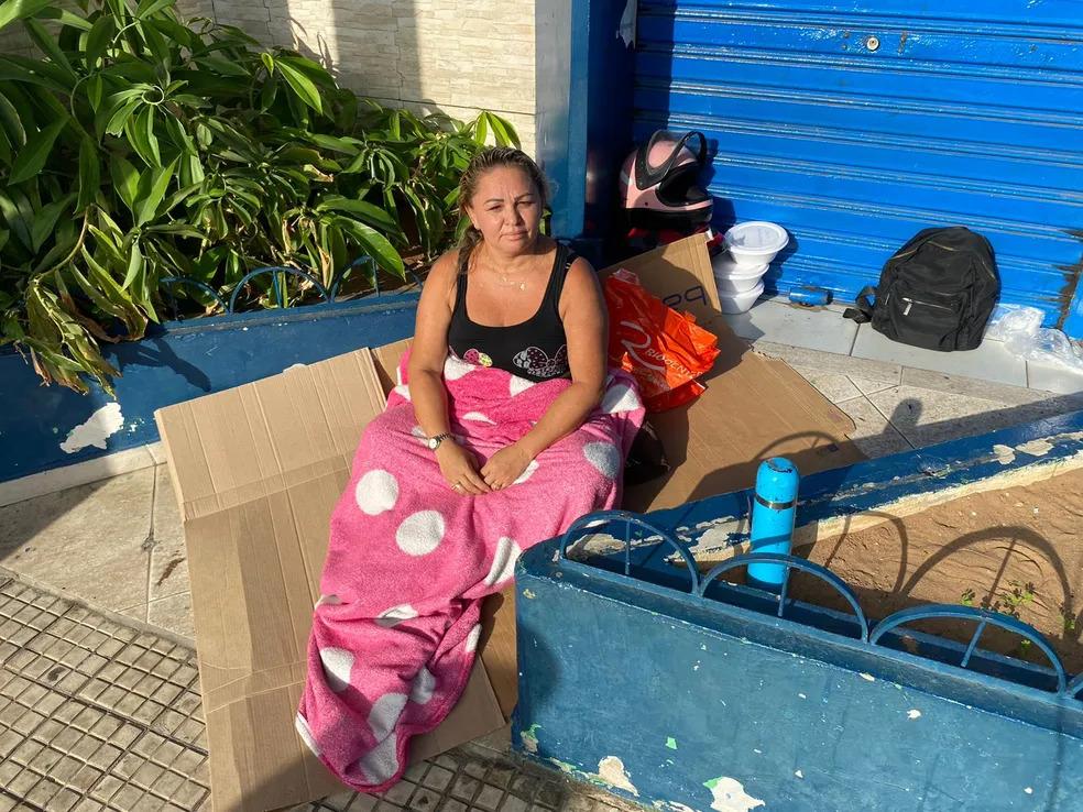 Pessoas dormem em fila por atendimento no CadÚnico de Natal, mesmo com prorrogação de prazo para atualização