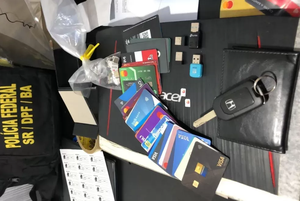 PF cumpre mandados em operação contra fraudes em contas do auxílio emergencial