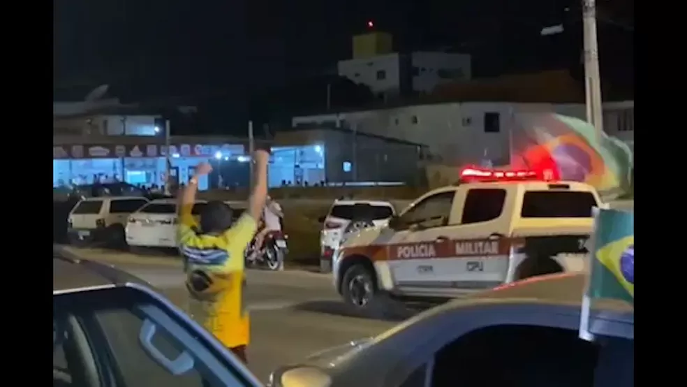 PMs são levados à Polícia Federal após exibirem bandeira do Brasil em viatura durante carreata