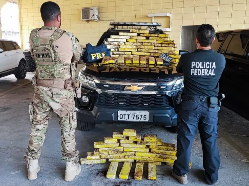 PRF e PF apreendem 70 kg de maconha após perseguição no interior de Alagoas