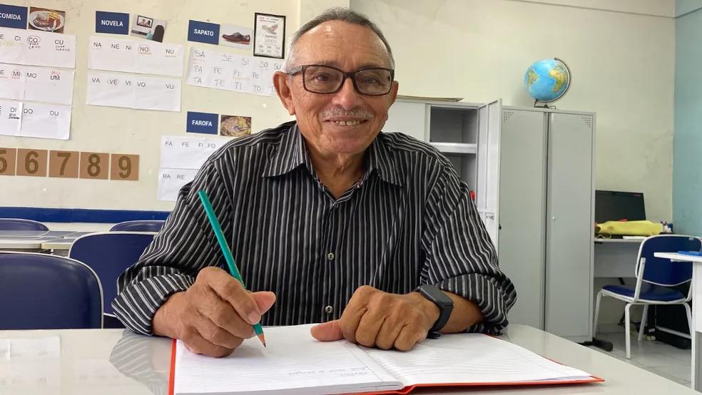 Professora ensina idoso de 72 anos a ler e escrever em projeto social em Natal; 'Me sinto realizado em aprender com essa idade', diz aluno