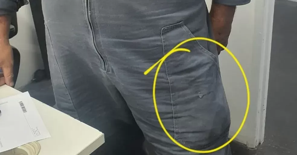 Vendedor de café atira em cliente por conta de 75 centavos, e vítima é salva por carteira em bolso onde tiro bateu