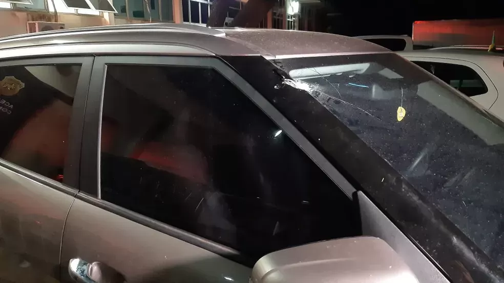 Carro com bebê de 2 meses é atingido por tiro durante confronto entre assaltantes e policial em Natal
