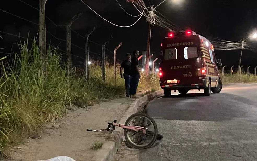 Ciclista morre após colidir com moto e ser atropelado por ônibus em Paulista, no Grande Recife