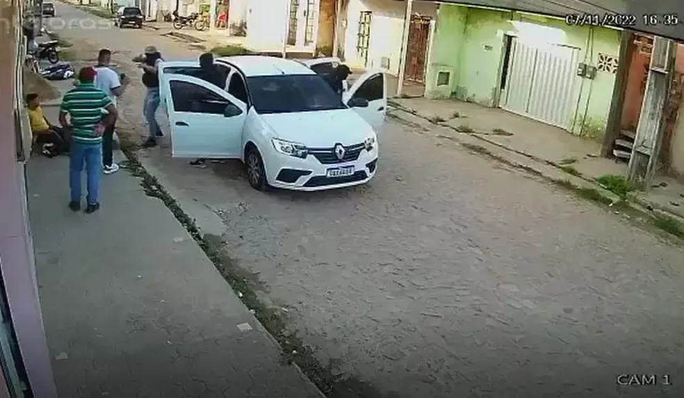 Grupo armado rende homem e o coloca à força em carro em Maracanaú