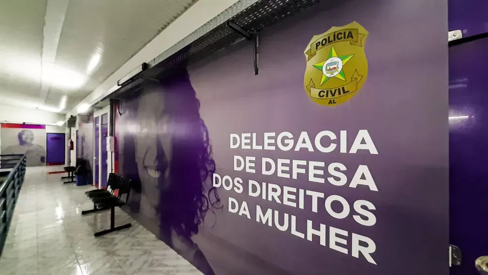 Homem é preso após invadir prédio, ameaçar a ex-namorada e agredir policiais em Maceió