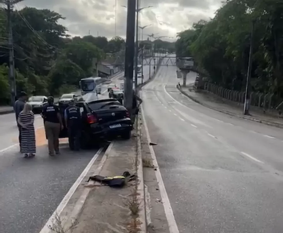 Jovem morre após perder o controle de carro e bater em poste, em João Pessoa