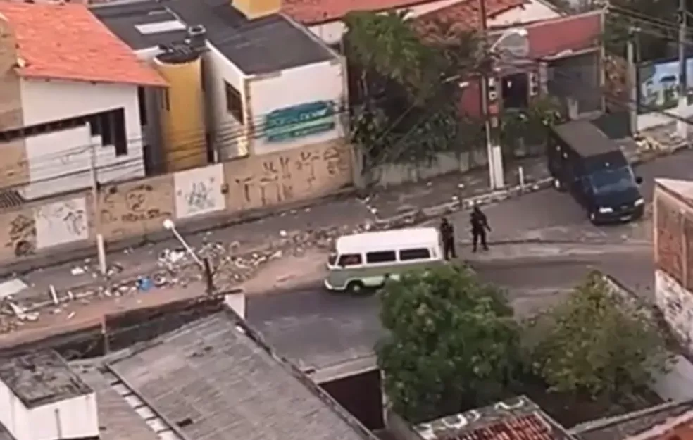 PF e forças de segurança do RN fazem operação contra grupo que comanda tráfico de drogas no bairro Mãe Luiza, em Natal