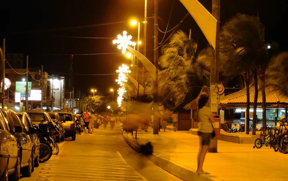 Assaltantes entram no mar para fugir da polícia na orla de Tambaú, em João Pessoa