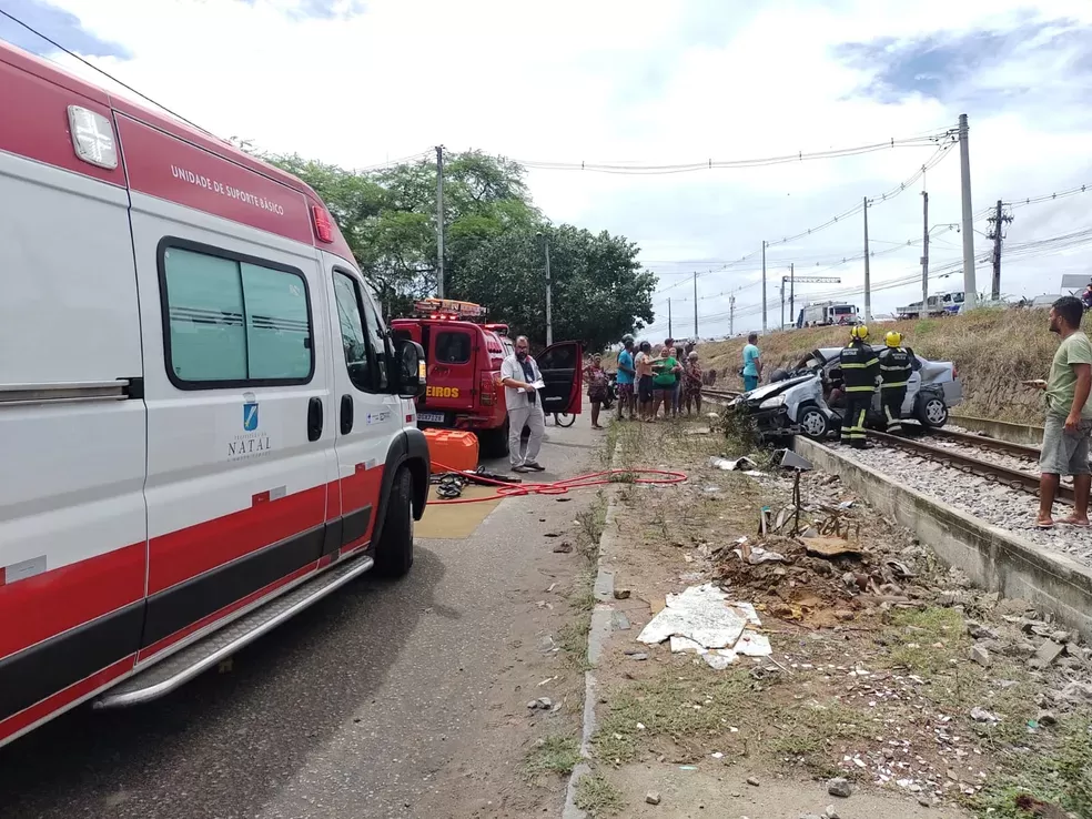 Carro é atingido por trem em Natal e motorista fica ferido - Gazeta do RN