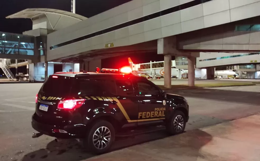 Dois foragidos da Justiça são presos pela Polícia Federal ao desembarcarem no Aeroporto de Natal