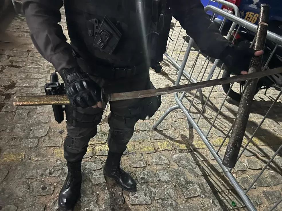 Dois suspeitos morrem após confronto com a PM em Natal; 'espada samurai' é apreendida