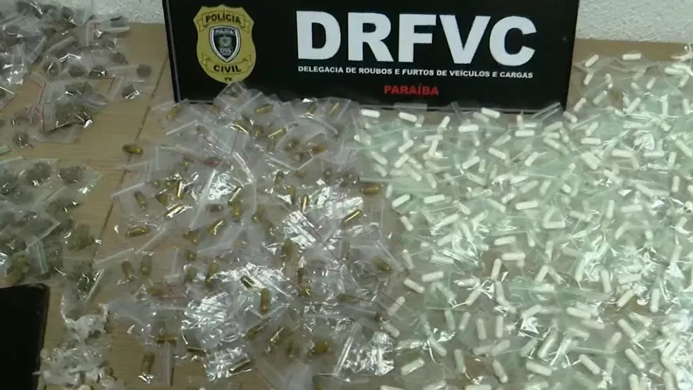 Dupla é detida suspeita de tráfico de drogas durante operação que combatia roubo de veículos, em João Pessoa