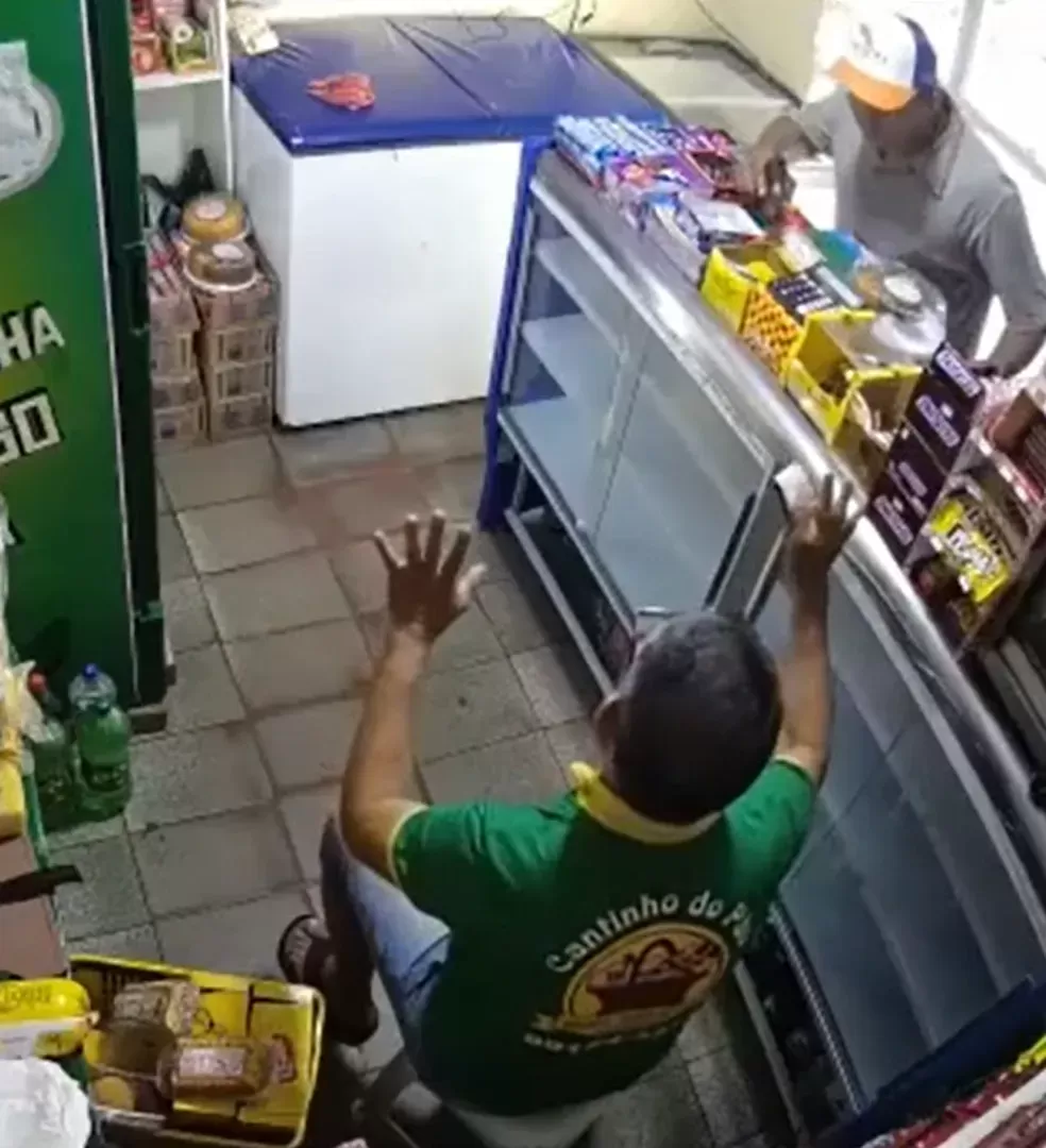 Criminosos invadem padaria em Maceió e funcionário implora para não ser roubado