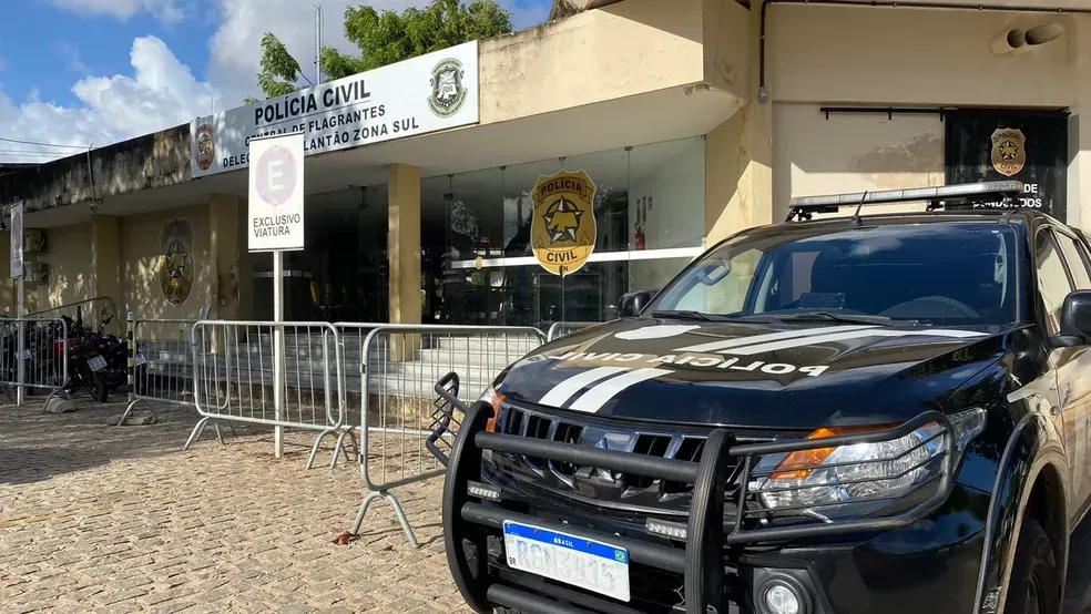 Mãe e filho suspeitos de tráfico de drogas são presos na Zona Oeste de Natal