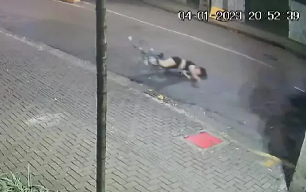 Mulher é derrubada de bicicleta durante assalto, fica desacordada e tem bolsa roubada por motociclista