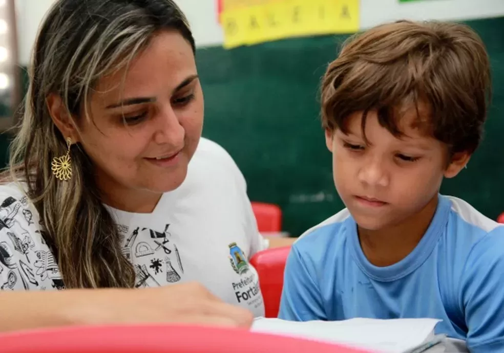 Prefeitura de Fortaleza abre inscrições para seleção de educadores; salário é de R$ 5,1 mil