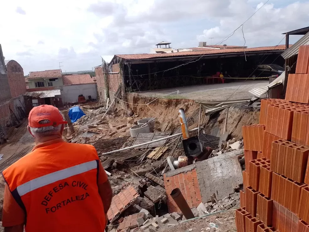 Trabalhador morre soterrado após desabamento de muro de obra em Fortaleza