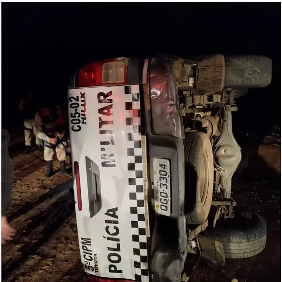Viatura da PM tomba durante perseguição a suspeitos no Seridó potiguar