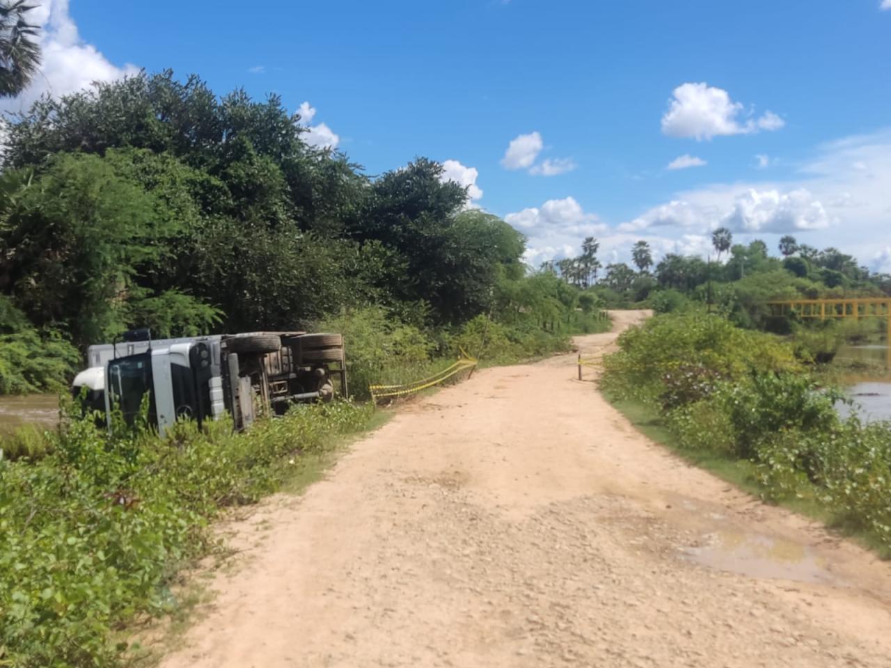 Acidente envolvendo um caminhão é registrado na zona rural de Felipe Guerra nesta Terça(21)