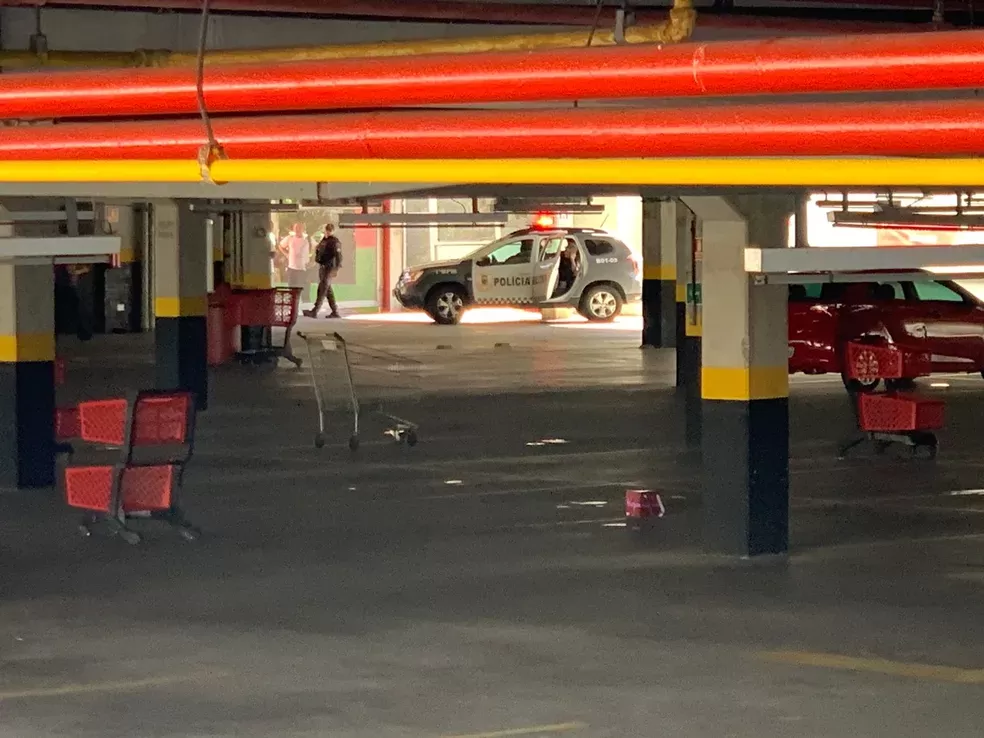 Caixa com suposta bomba deixada em supermercado tinha panetone, diz PM