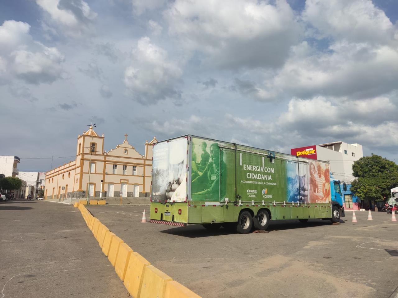 Carreta da Cosern realiza troca de lâmpadas fluorescentes por LED's gratuitamente em Apodi