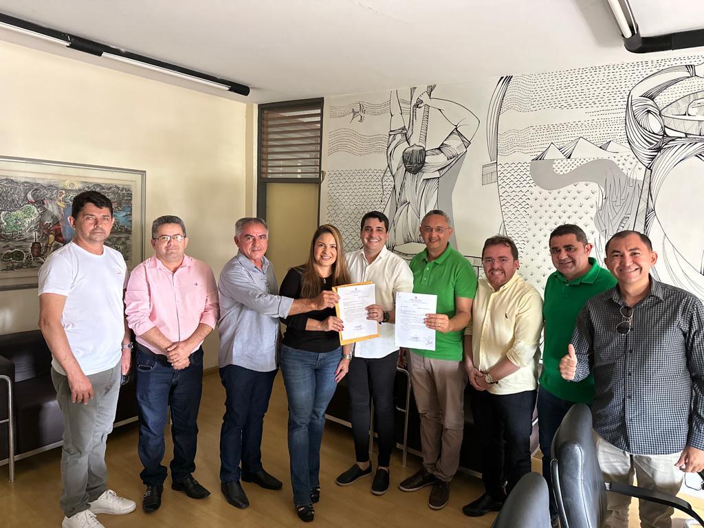 Prefeito de Apodi, Chefe de Gabinete e Vereadores de Apodi apresentam projeto de pavimentação asfáltica da RN-233 ao DER