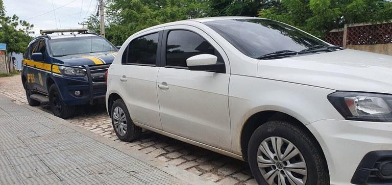 PRF recupera veículo roubado e prende homem em Mossoró