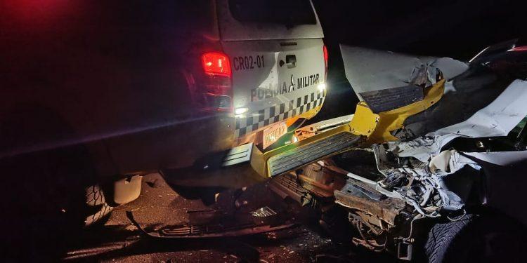 Homem embriagado colide com viatura da polícia durante procissão de Santo Expedito