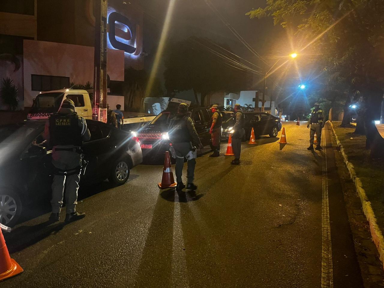 Idoso de 60 anos é preso após tentar fugir da polícia durante Operação Lei Seca