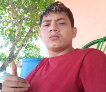 Jovem é assassinado a tiros enquanto pilotava moto em Areia Branca