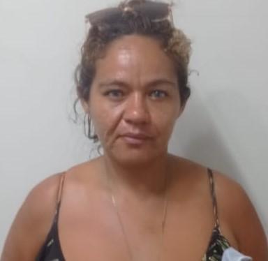 Mulher foragida com condenação por roubo é presa pela PM durante abordagem no Bairro Bom Jardim