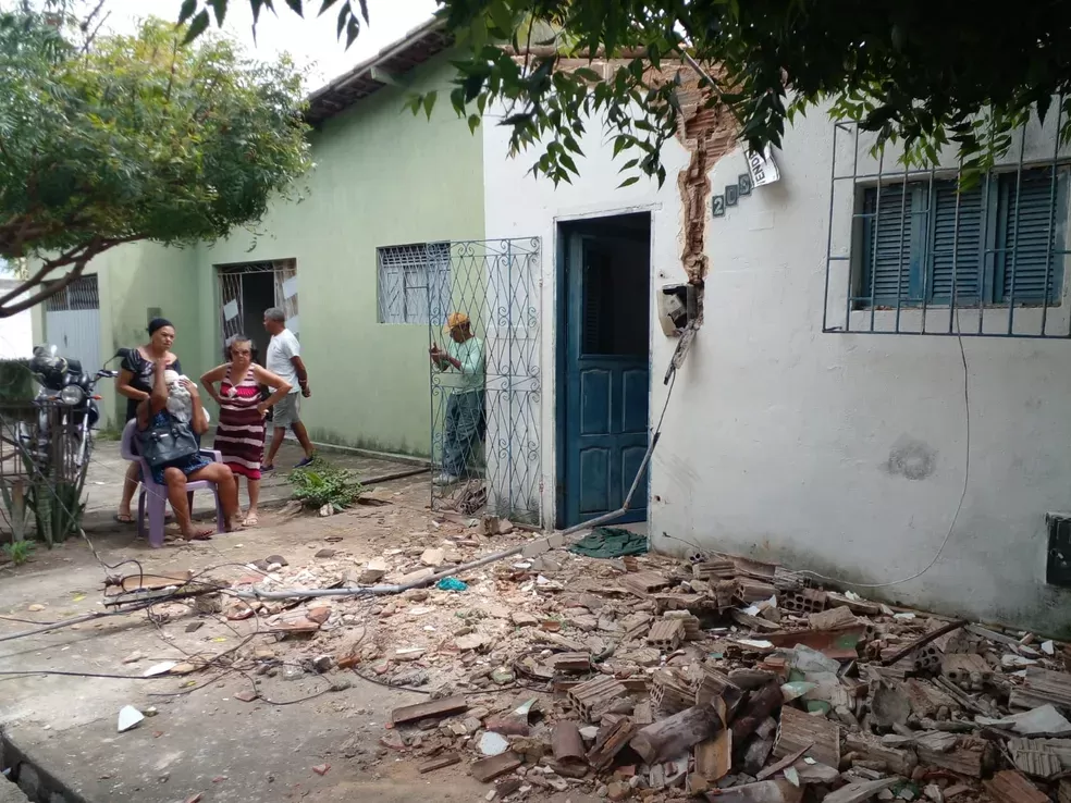Parede cai e atinge casal de idosos após ônibus arrastar cabos elétricos em rua de Natal