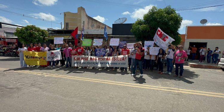 Professores da rede estadual de ensino fazem protesto em Assú