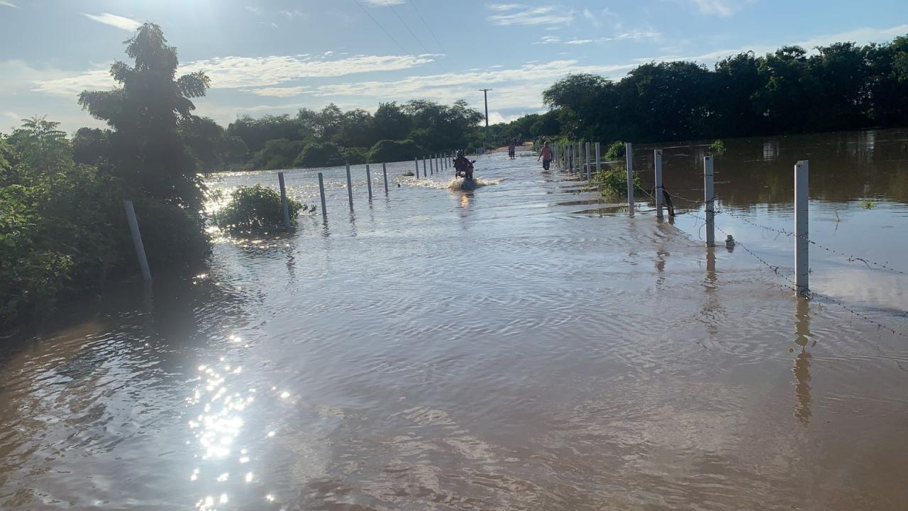 Rio Apodi transborda e deixa região do vale na zona rural ilhada