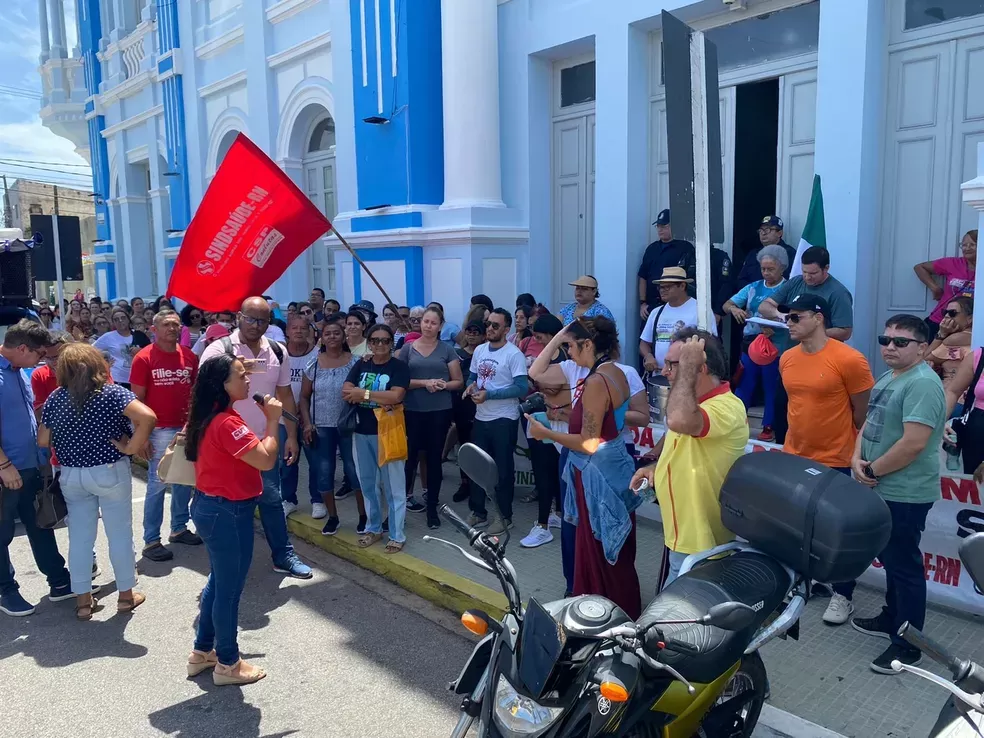 Servidores da Saúde de Natal entram em greve e fazem protesto em frente à prefeitura