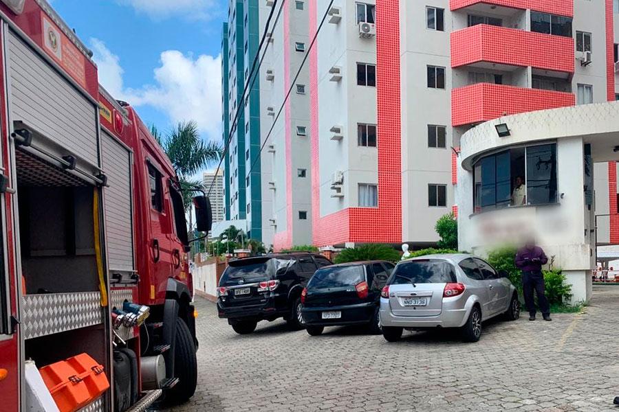 Corpo de Bombeiros controla incêndio em apartamento na zona sul de Natal