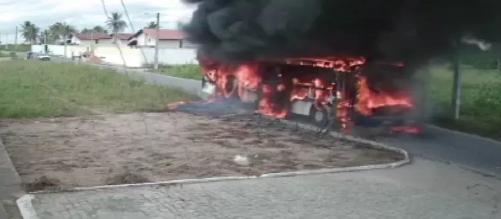 Ônibus do transporte público fica destruído após pegar fogo na Grande Natal