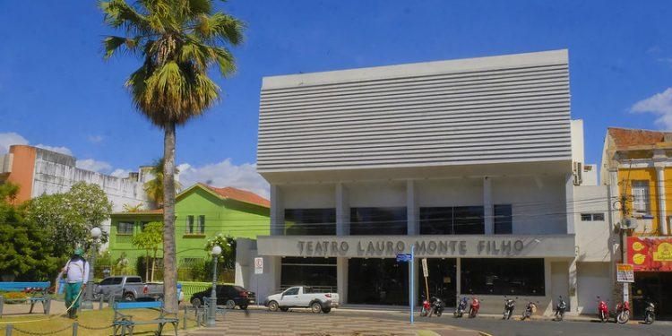 Teatro Lauro Monte é notificado pela Prefeitura por jogar água na rua