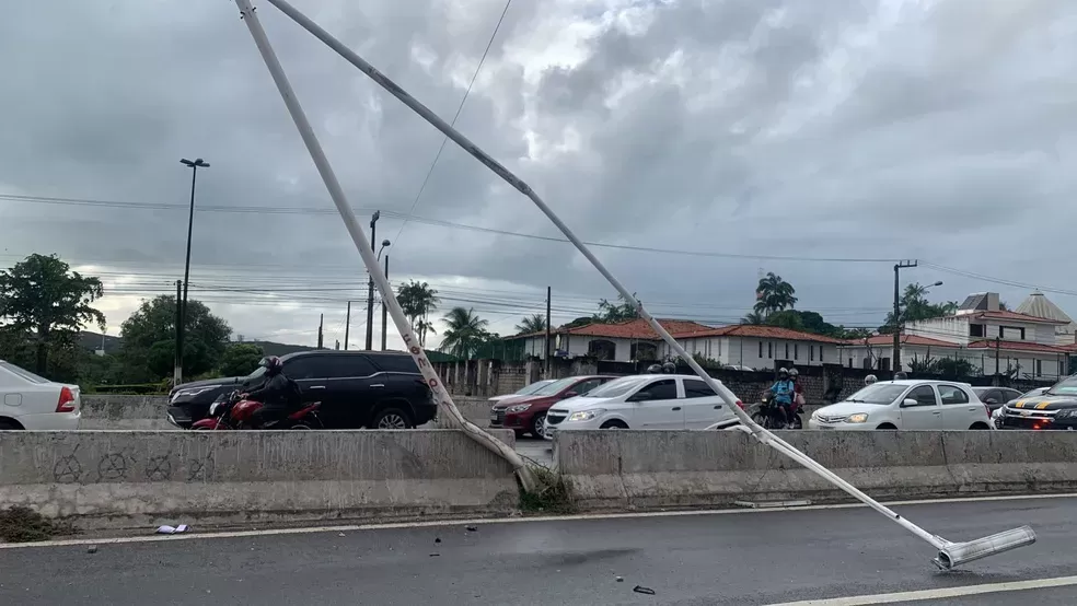Acidente envolvendo três carros derruba poste e interdita parcialmente a BR-101 em Natal