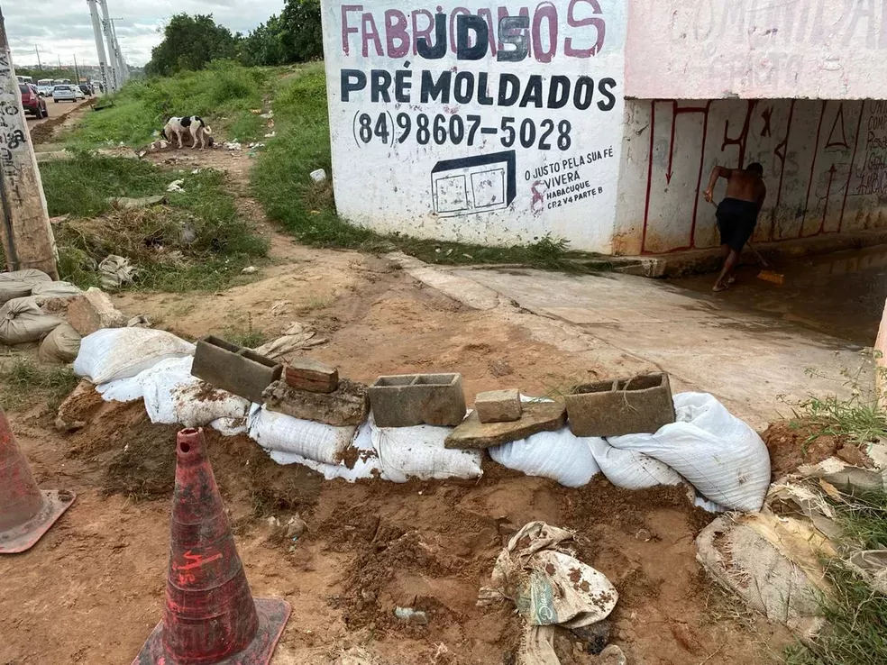 Após chuvas, lama invade casas nas proximidades da obra da Avenida Felizardo Moura em Natal