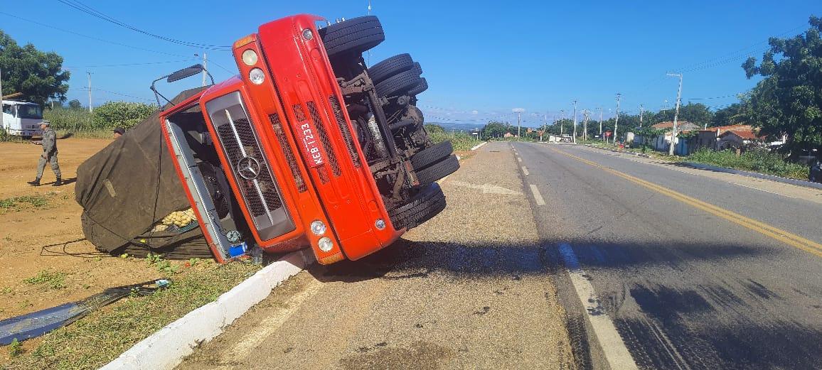 Caminhão tomba na BR-405 em Apodi nesta Sexta(09)