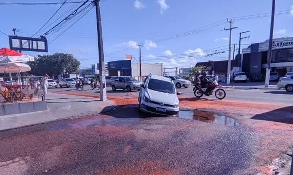 Carro cai e fica preso em buraco causado por vazamento em tubulação da Caern em Natal