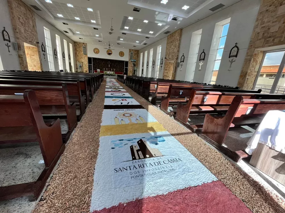 Fieis católicos mantêm tradição de montagem de tapetes de Corpus Christi no RN