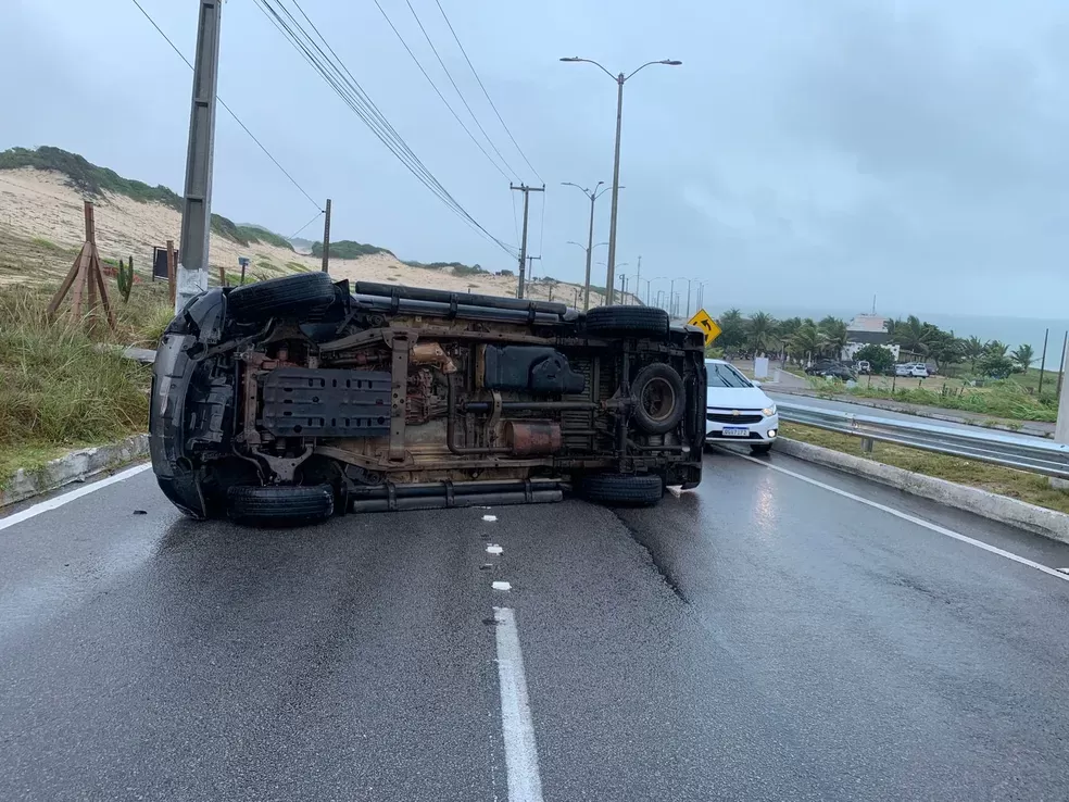 Motorista perde controle e capota caminhonete na Via Costeira, em Natal