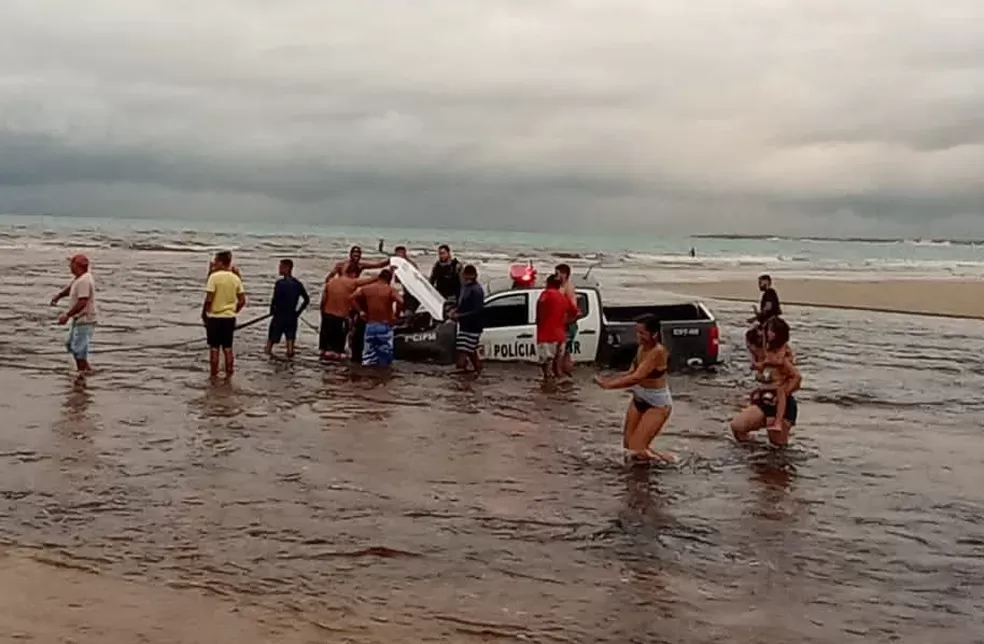 Viatura da PM fica presa em rio no litoral do RN
