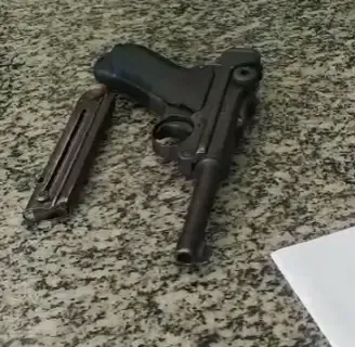 Homem é preso pela PM portando pistola 9mm usada pelos soldados alemãs na 2ª Guerra