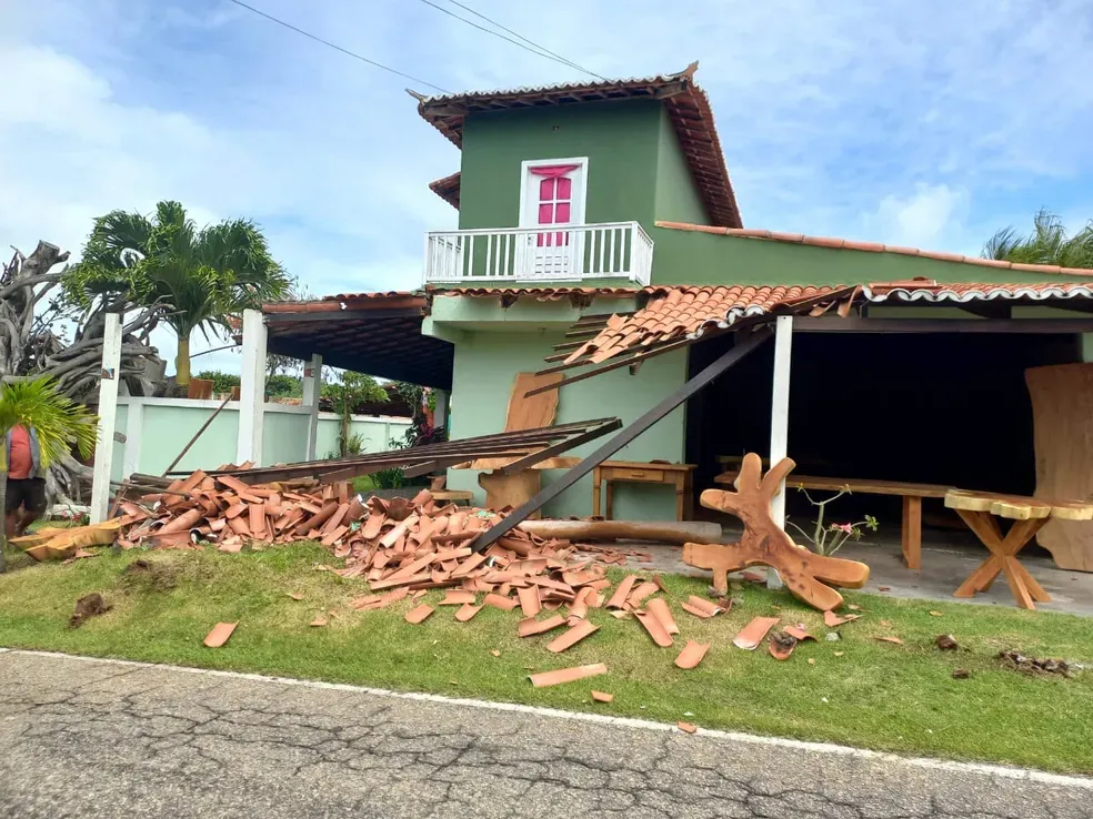 Casa fica parcialmente destruída após ser atingida por viatura da PM na Grande Natal
