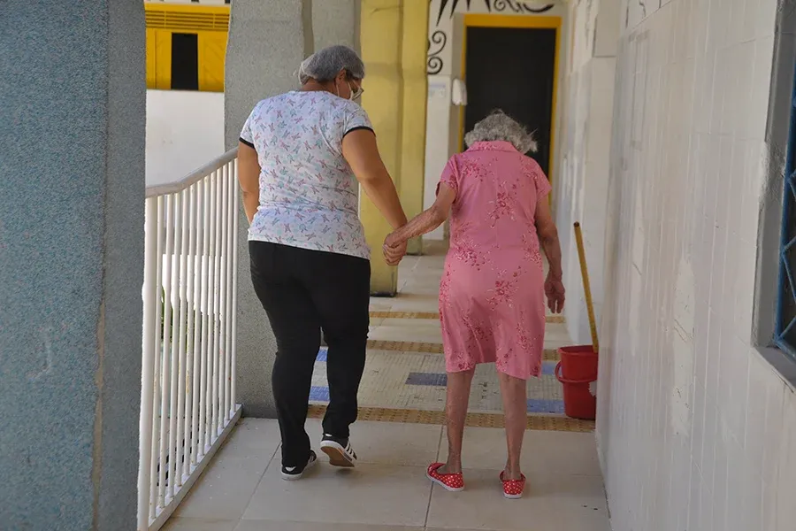 Natal oferece 30 vagas para curso gratuito de cuidador de idosos