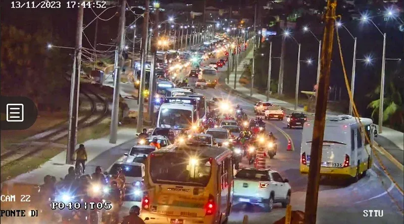 Protesto deixa trânsito lento na Ponte Newton Navarro